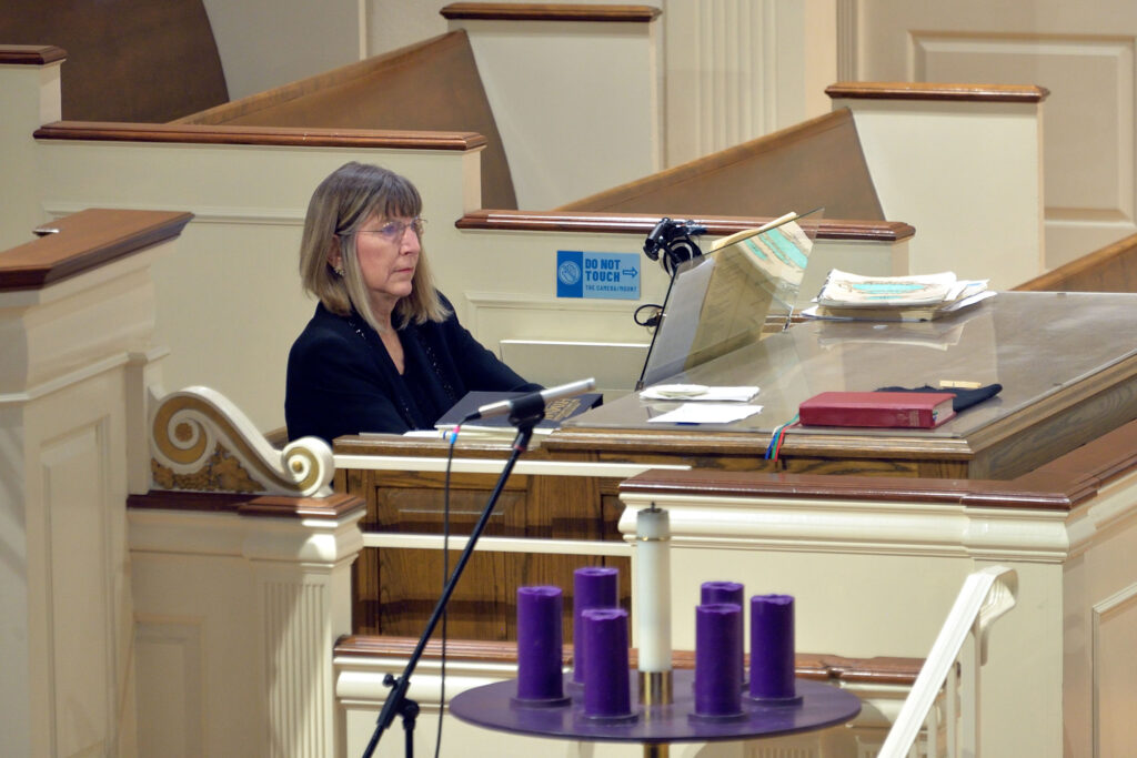 Elizabeth Cochran on the organ (credit Felice Macera)